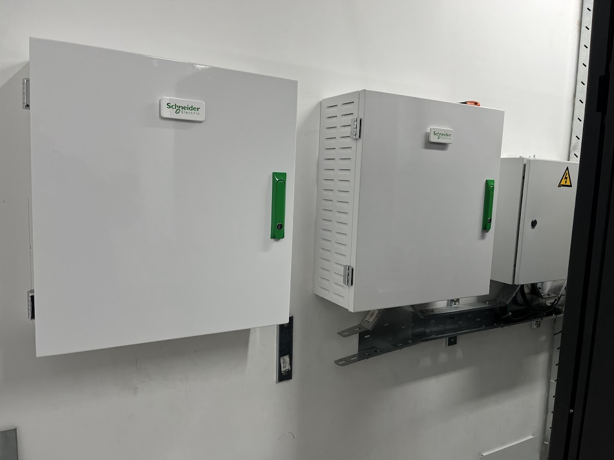 Tableros ATS Schneider instalados en sala técnica