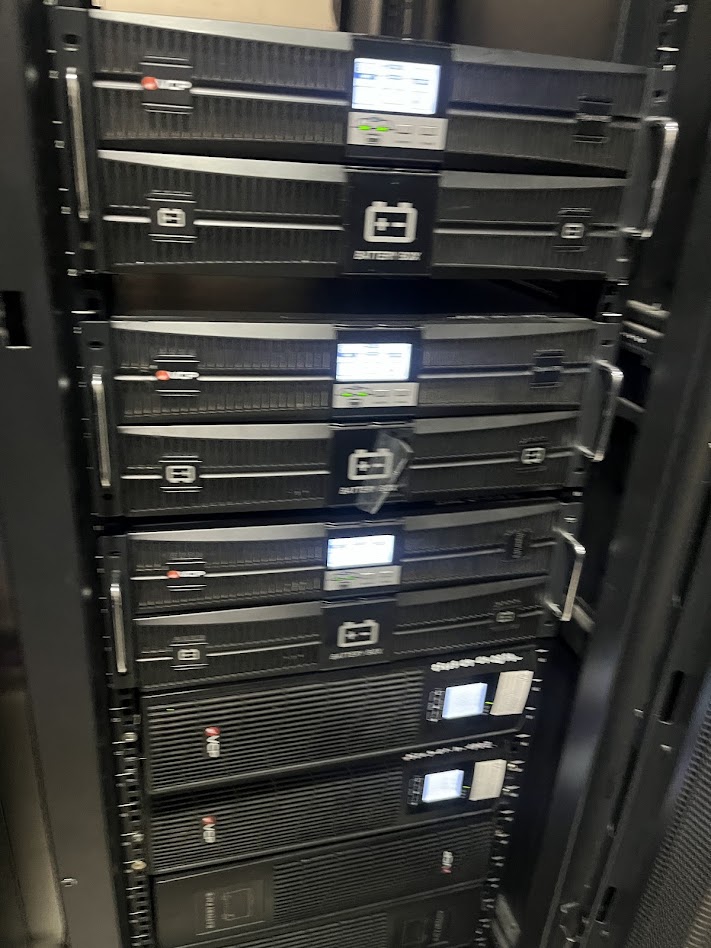 UPS Vertiv rack mount instalados en data center